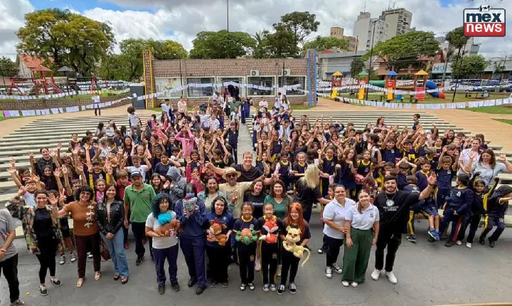 Apucarana realiza o maior varal de poesias do mundo na Praça 28 de Janeiro