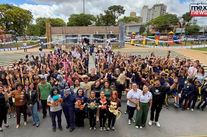 Apucarana realiza o maior varal de poesias do mundo na Praça 28 de Janeiro